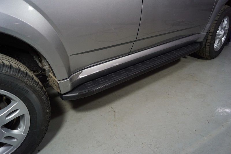 Пороги алюминиевые ТСС с пластиковой накладкой 1720 мм для Haval H5 2020-2026 Карбон черные. Артикул HAVH520-32BL