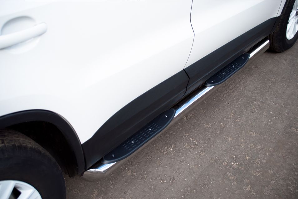 Защита порогов RusStal труба d76 с накладками (вариант 1) для Volkswagen Tiguan Track & Field (Track & Style) 2011-2016. Артикул VGT-0004941
