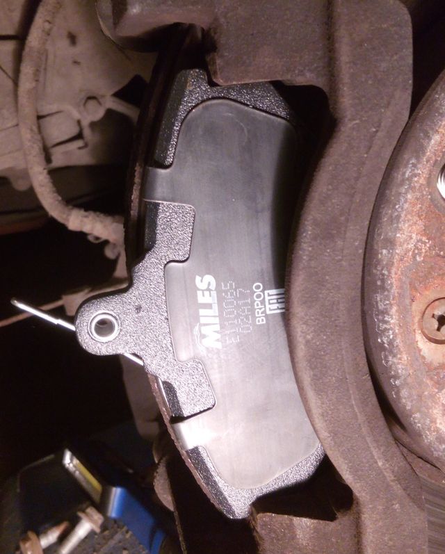 Тормозные колодки Miles (Semi-Metallic). Артикул E110065