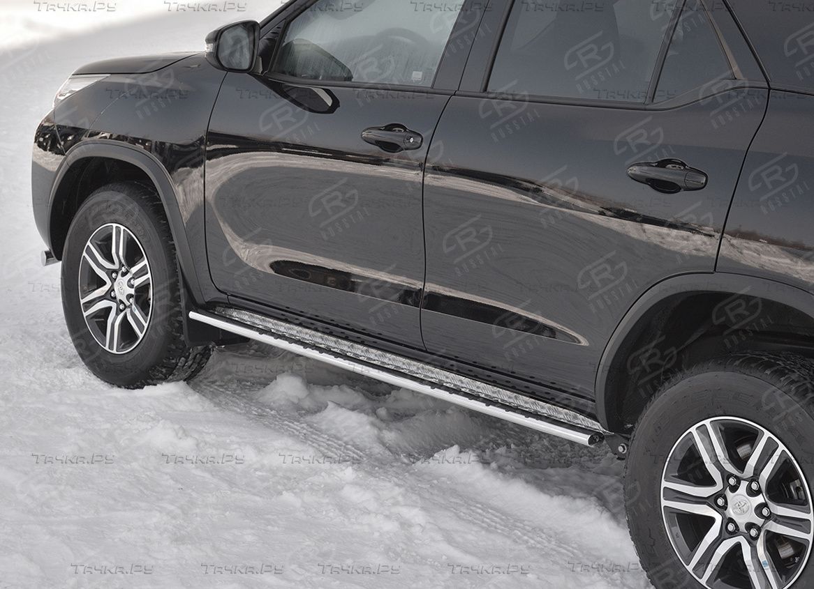 Защита порогов RusStal труба 75х42 овал с проступью (Лист алюм пыльник) для Toyota Fortuner II (для России) 2017-2020. Артикул TFO-002885