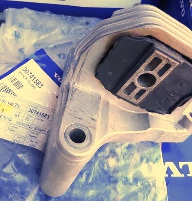 Подушка (опора) КПП Volvo. Артикул 30741583