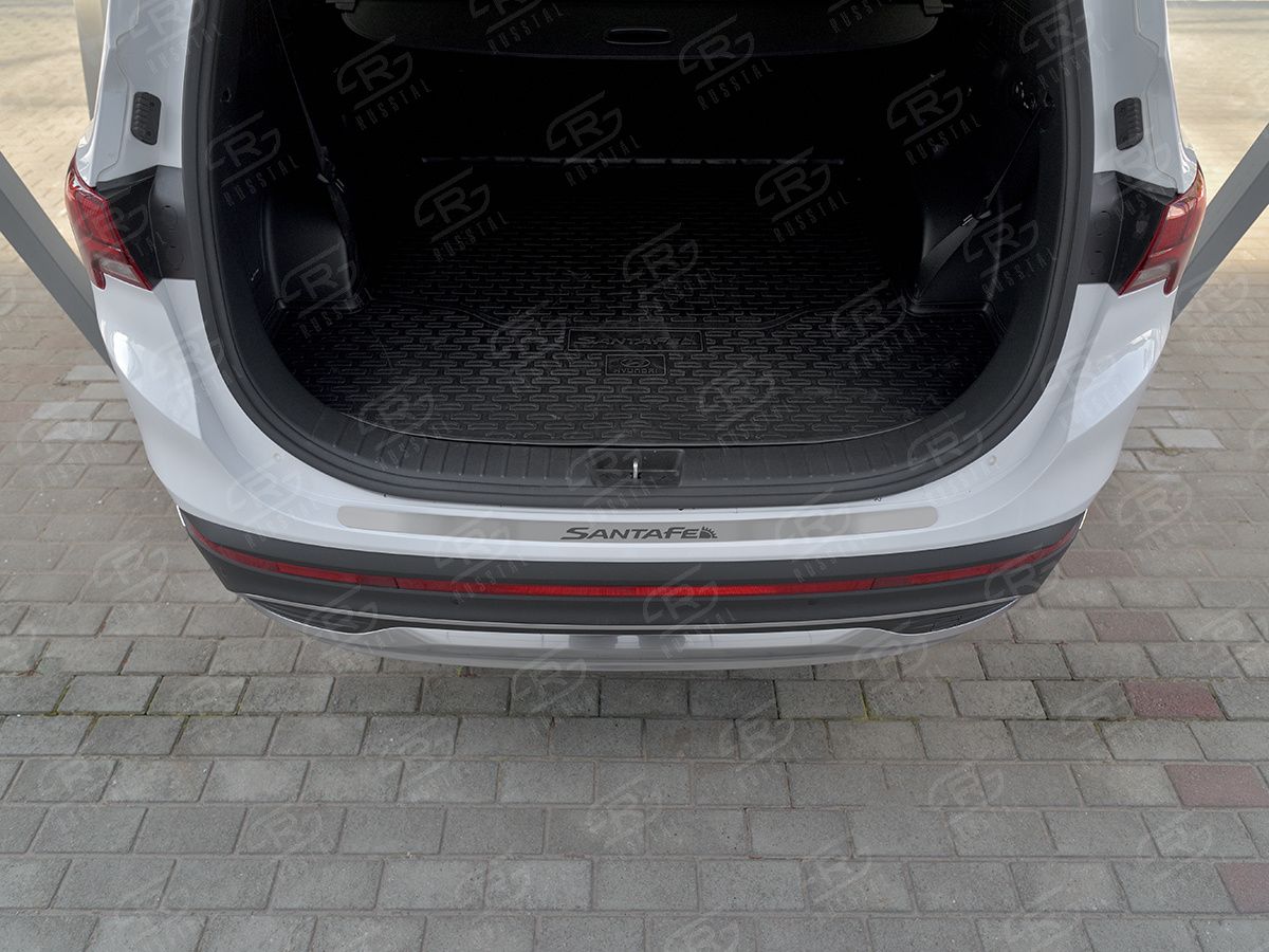 Накладка на задний бампер RusStal для Hyundai Santa Fe IV рестайлинг 2021-2026 (лист нерж. шлифованный с надписью). Артикул HSFN-003607