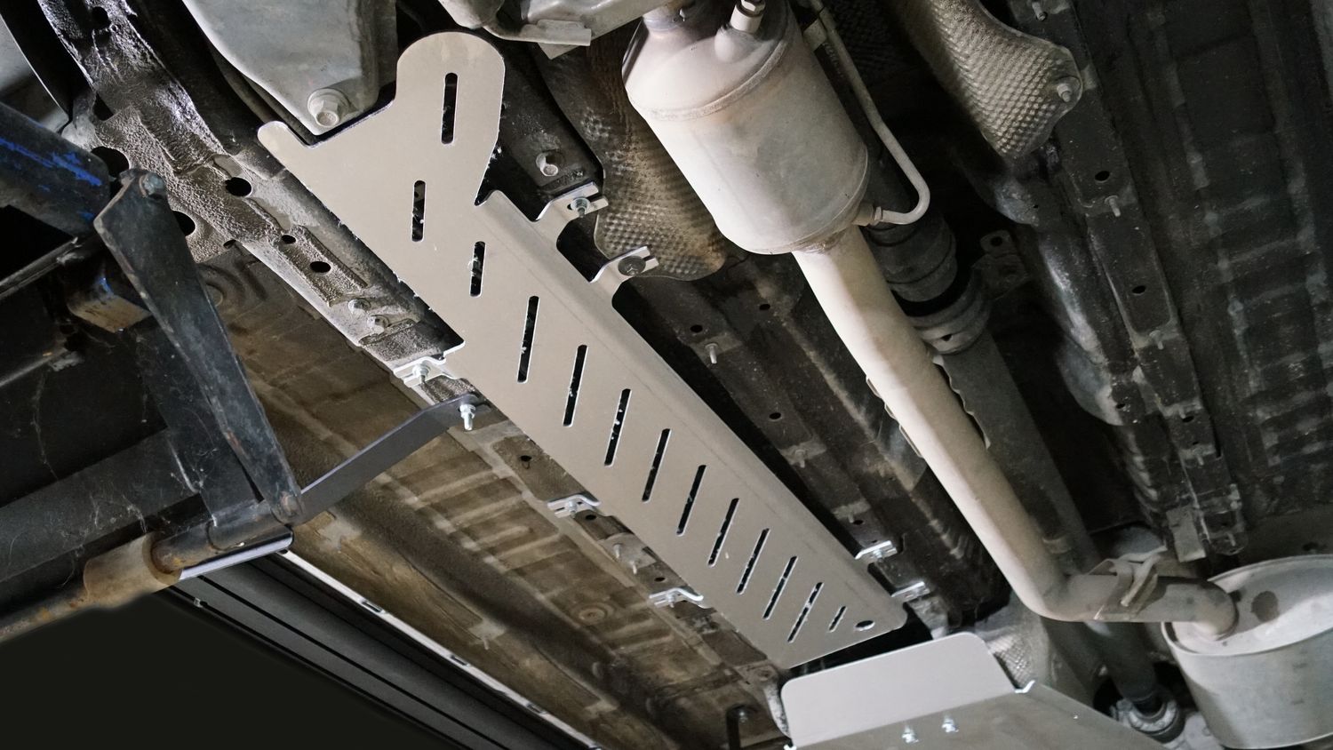 Защита алюминиевая ТСС (4 мм) для топливопровода Jaecoo J8 2024-2026. Артикул ZKTCC00701