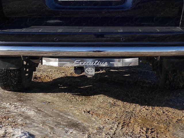 Фаркоп ТСС под американский квадрат для Toyota Land Cruiser 200 Executive/Executive Lounge 2016-2021 с накладкой с надписью Executive. Артикул TCU00264