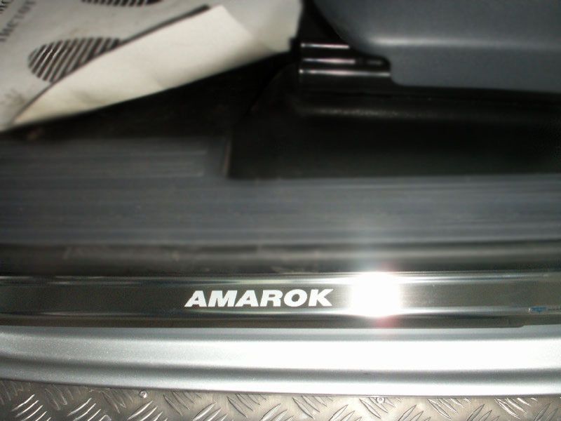 Накладки Alu-Frost на внутренние пороги (с надписью) для Volkswagen Amarok I 2010-2026. Артикул 08-0994