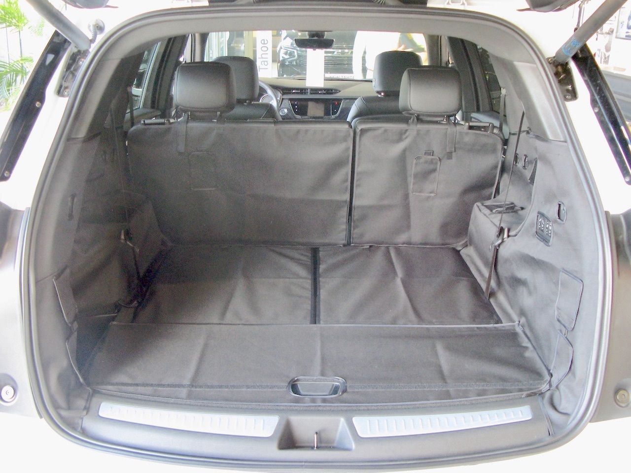 Защитный чехол AUTOSMSTUDIO "Maxi" в багажник автомобиля для Cadillac XT6 01.2019-2026, серый. Артикул TP-CD-XT6I-MAXI-GR