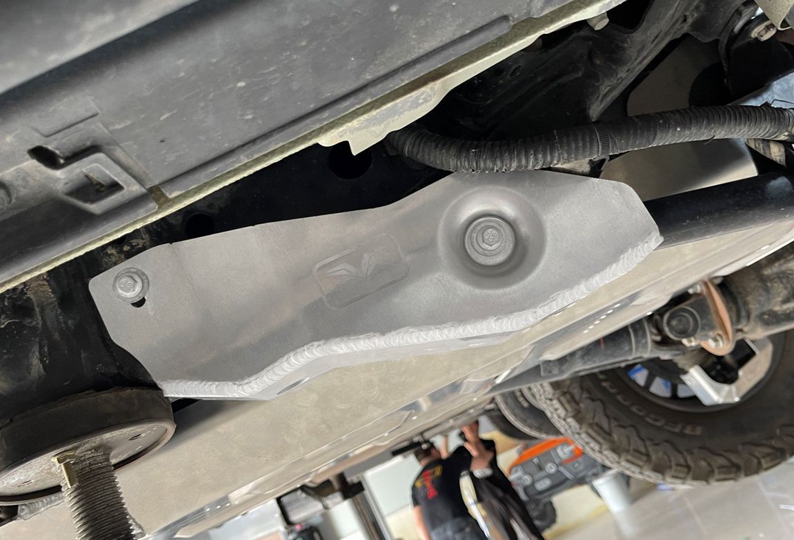 Защита алюминевая Falcon для нижнего продольного рычага заднего моста Tank 300 2021-2026. Артикул 8119223053