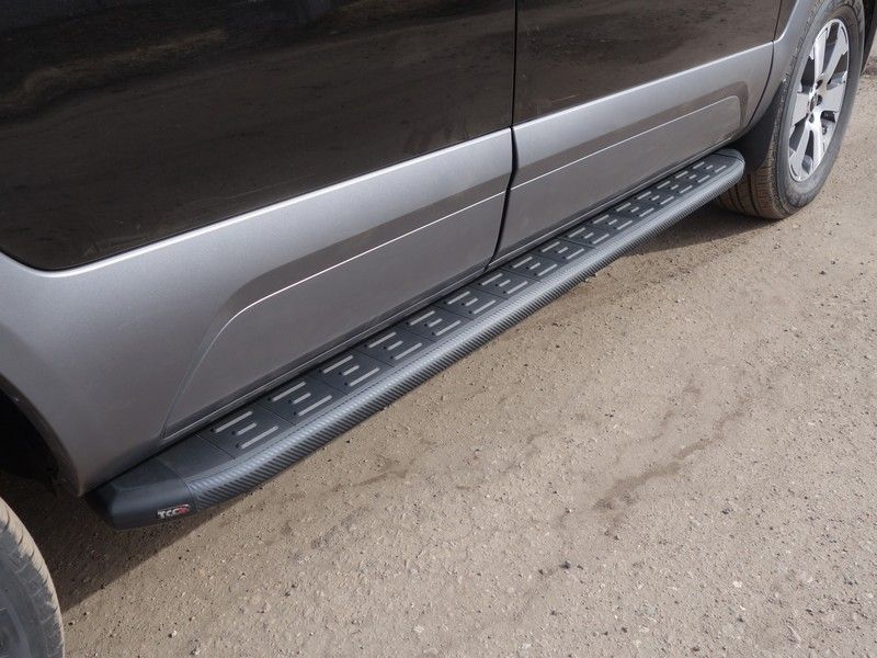 Пороги алюминиевые ТСС с пластиковой накладкой 1920 мм для Kia Mohave I рестайлинг 2 2020-2026 Карбон черные. Артикул KIAMOH20-08BL