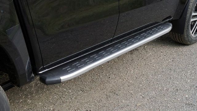 Пороги алюминиевые ТСС с пластиковой накладкой 1920 мм для JAC T9 4WD (дизель) 2024-2026 Карбон серебро. Артикул JACT924-10SL