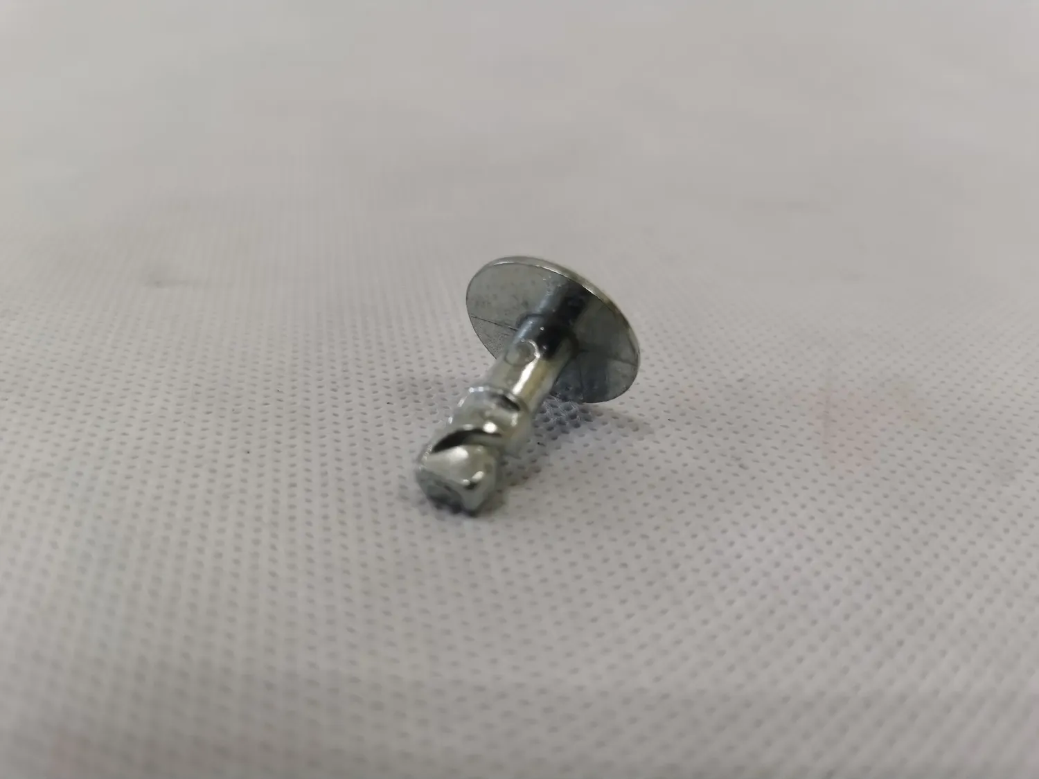 Крепеж защиты двигателя (Ukorauto). Артикул UAV8D05121B