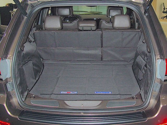 Защитный чехол AUTOSMSTUDIO "Maxi" в багажник автомобиля для Jeep Grand Cherokee WK2 2010-2026, серый. Артикул TP-J2-GCH-MAXI-GR