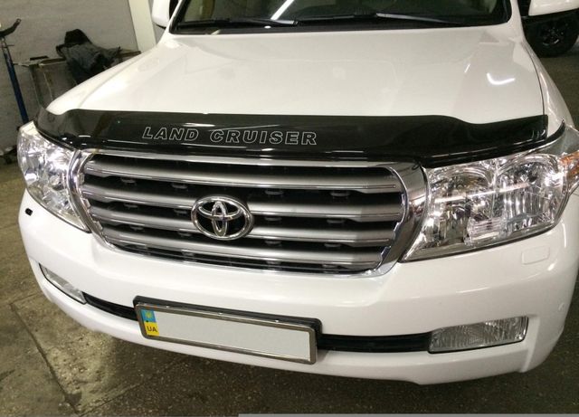 Дефлектор SIM для капота (с надписью) Toyota Land Cruiser 200 2007-2015. Артикул STOLCR0712L