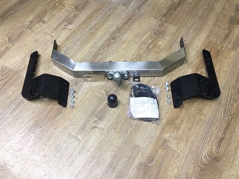 Фаркоп оцинкованный ТСС для Toyota Land Cruiser 200 2007-2021 с накладкой с надписью Toyota. Артикул TCU00050