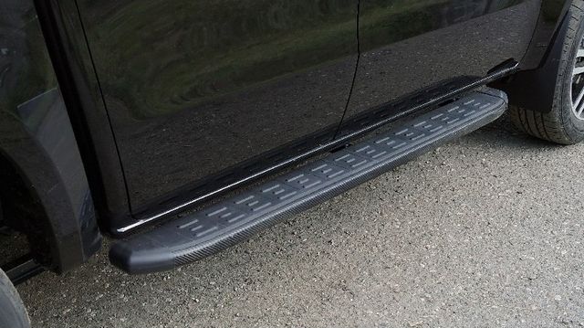 Пороги алюминиевые ТСС с пластиковой накладкой 1920 мм для JAC T9 4WD (дизель) 2024-2026 Карбон черные. Артикул JACT924-10BL