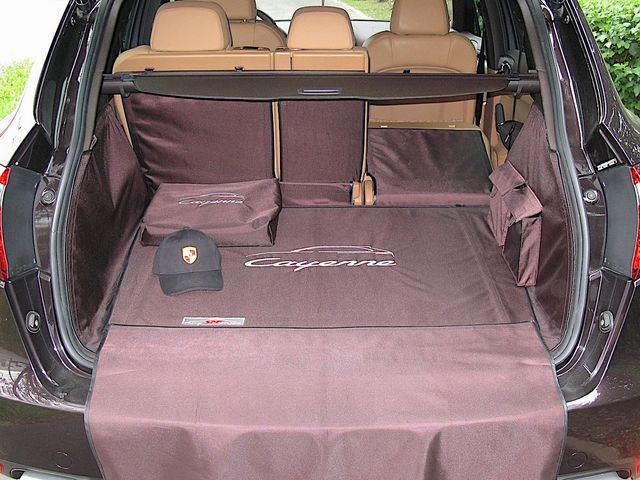 Защитный чехол AUTOSMSTUDIO "Maxi" в багажник автомобиля для Porsche Cayenne II 2010-2018, коричневый. Артикул TP-PCHI-MAXI-CHB-BR