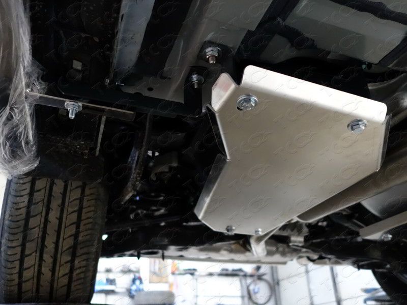 Защита алюминиевая ТСС (4 мм) для правого бака Mazda CX-5 II 2017-2026. Артикул ZKTCC00128