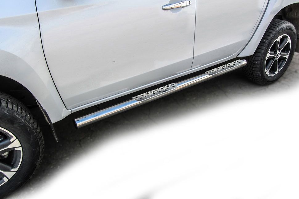 Пороги Slitkoff труба d76 со ступеньками стальными для Mitsubishi L200 V рестайлинг 2018-2026. Артикул ML18-007