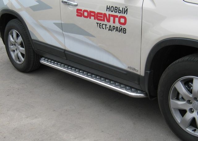 Защита порогов RusStal труба d42 c листом для Kia Sorento II 2009-2012. Артикул KNL-000007