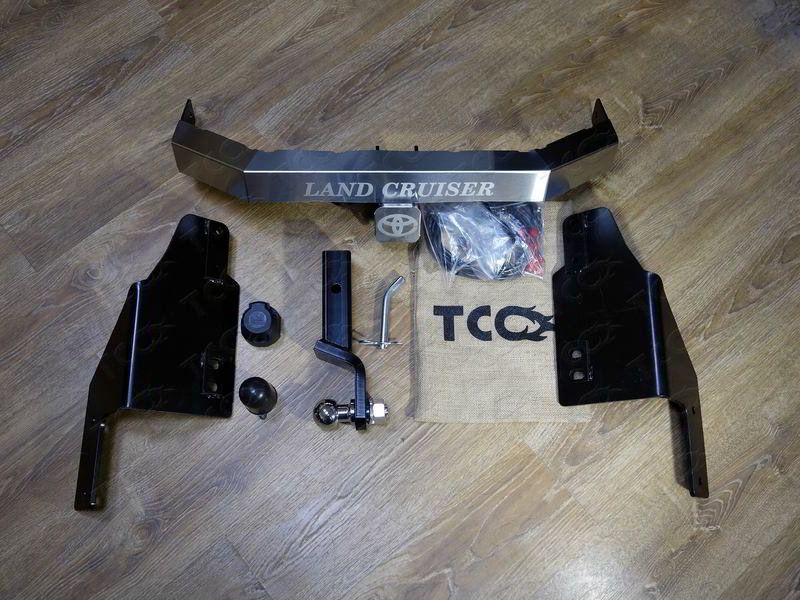 Фаркоп ТСС оцинкованный под американский квадрат для Toyota Land Cruiser 200 2007-2021 с накладкой с надписью Land Cruiser. Артикул TCU00064