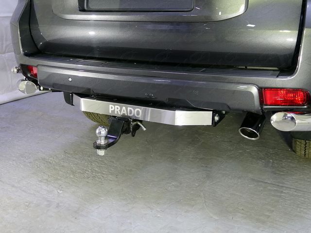 Фаркоп под американский квадрат ТСС для Toyota Land Cruiser Prado 2009-2023 с накладкой с надписью Prado. Артикул TCU00254
