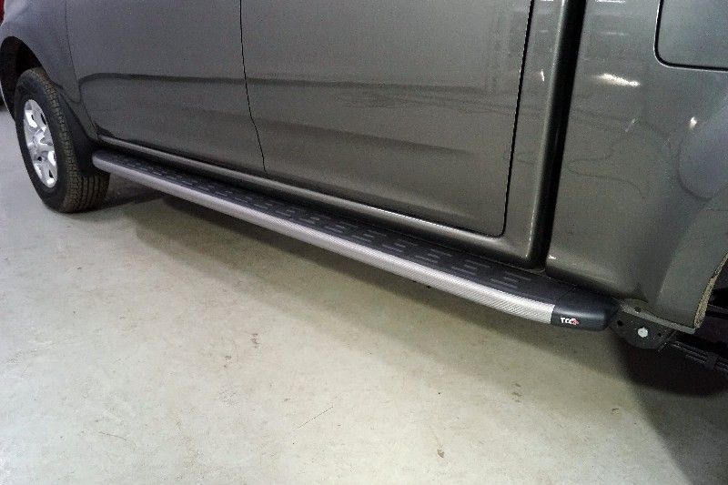 Пороги алюминиевые ТСС с пластиковой накладкой 2220 мм для Great Wall Wingle 7 4WD 2.0 TD 2020-2026 Карбон серые. Артикул GRWALWING720-16GR