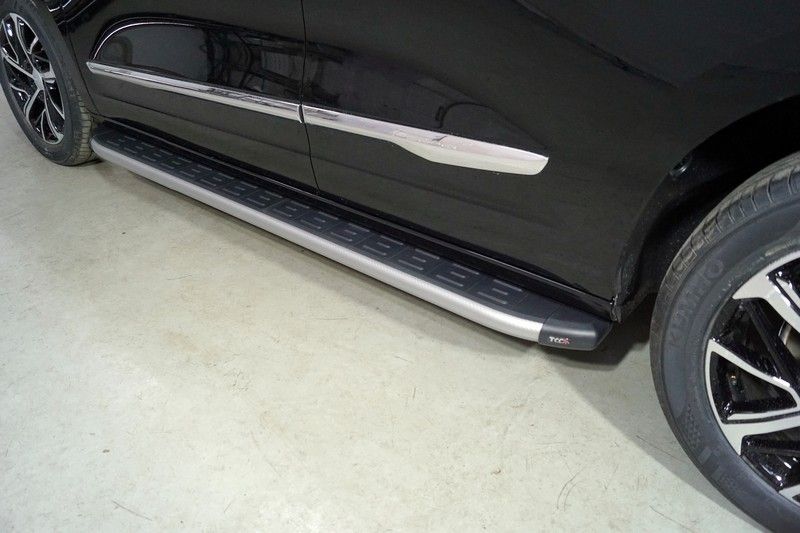 Пороги алюминиевые ТСС с пластиковой накладкой 1820 мм для Haval Jolion (1,5 л, 2WD) 2021-2026 Карбон серебро. Артикул HAVJOL21-28SL