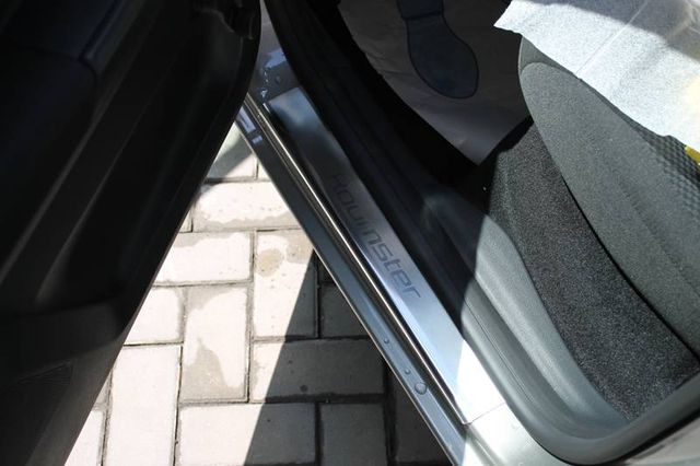 Накладки Alu-Frost на внутренние пороги (с надписью) для Skoda Roomster 2006-2015. Артикул 08-0561