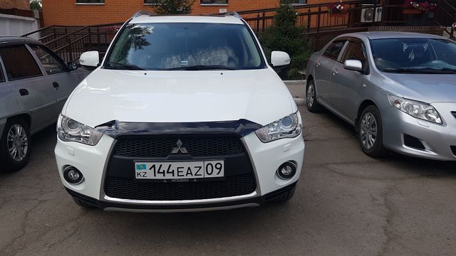 Дефлектор SIM для капота (короткий) Mitsubishi Outlander XL 2010-2012. Артикул SMIOUT1012S