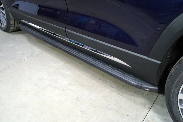 Пороги алюминиевые ТСС с пластиковой накладкой 1920 мм для Jetour X90 Plus 2WD 2023-2026 Карбон черные. Артикул JETX90PL23-04BL