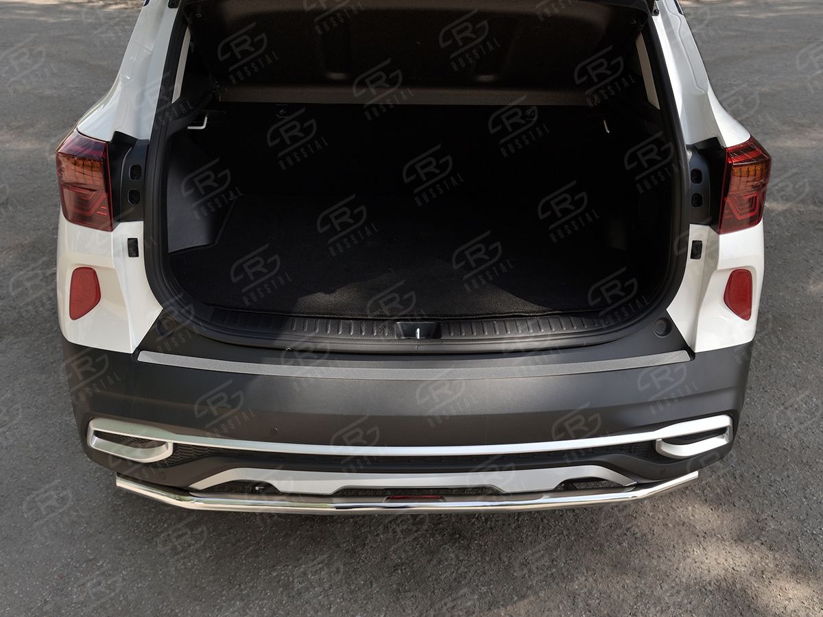 Накладка RusStal на задний бампер (лист нерж., шлифованный) для Kia Seltos 2020-2026. Артикул KSLN-003426