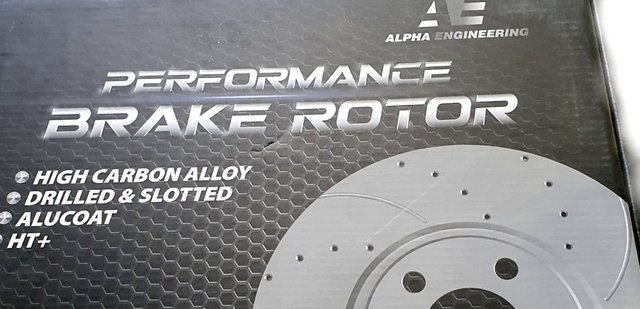 Тормозной диск с перфорацией и слотами Alpha Engineering. Артикул AP0252DS