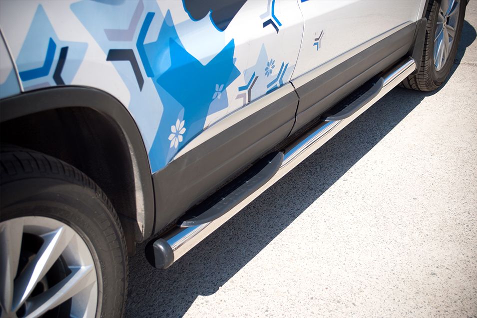 Защита порогов RusStal труба d76 с накладками (вариант 2) для Volkswagen Tiguan Sport & Style (Trend & Fun) 2011-2016. Артикул VGT-0009922