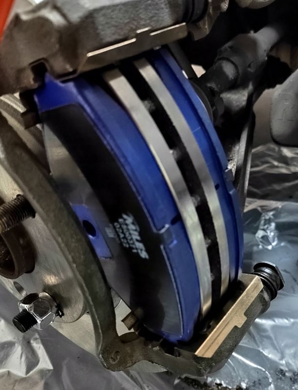 Тормозные колодки Miles (Керамика). Артикул E500371