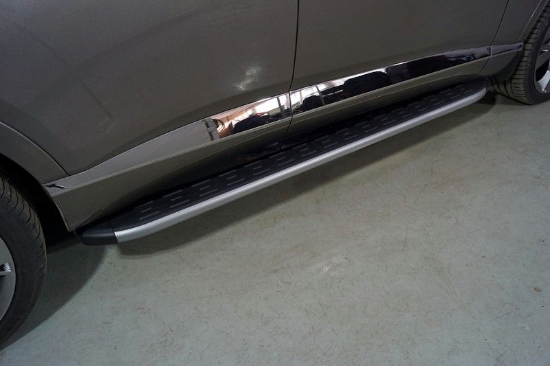 Пороги алюминиевые ТСС с пластиковой накладкой 1920 мм для Genesis GV80 4WD 3D 2020-2026 Карбон серебро. Артикул GENESGV8020-09SL