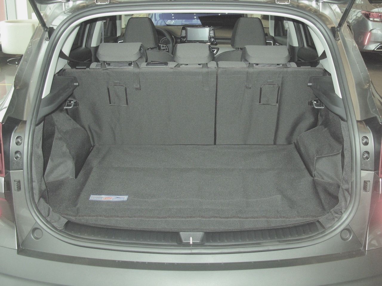 Защитный чехол AUTOSMSTUDIO "Maxi" в багажник автомобиля для Kia Seltos (без сабвуфера) 2019-2026, серый. Артикул TP-KSEL-MAXI-GR