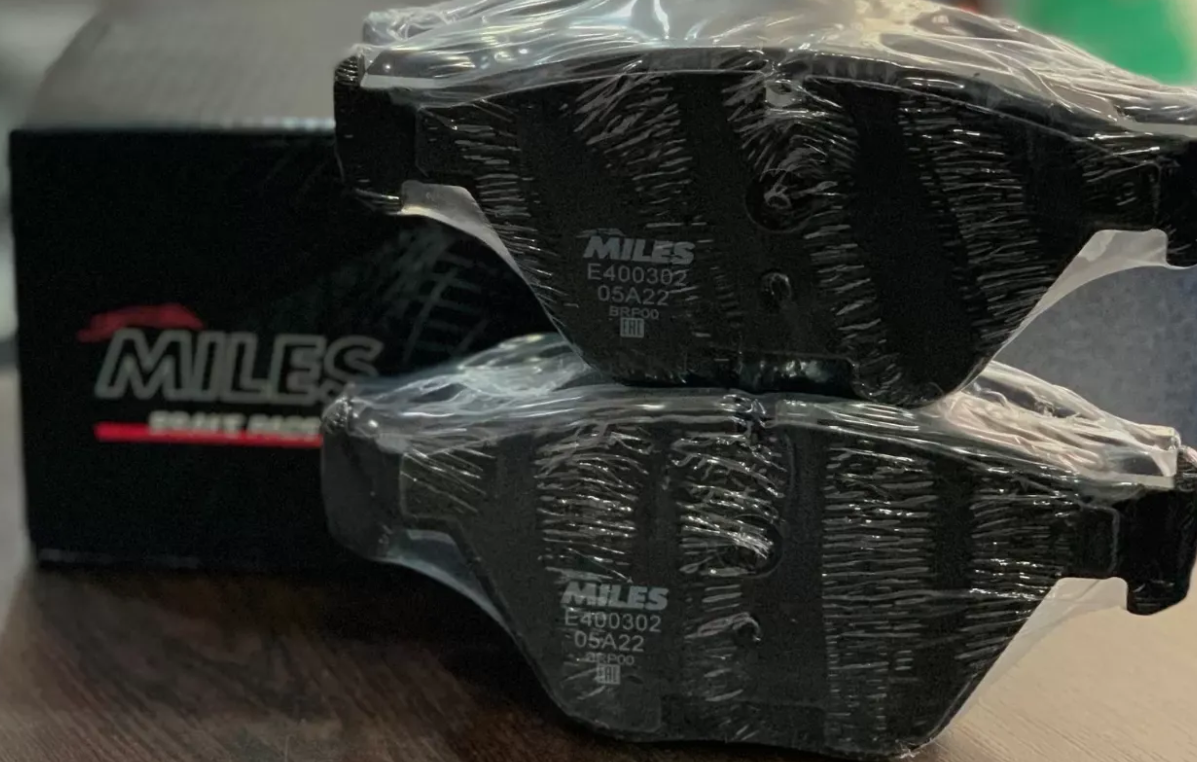 Тормозные колодки Miles (Low-Metallic). Артикул E400302