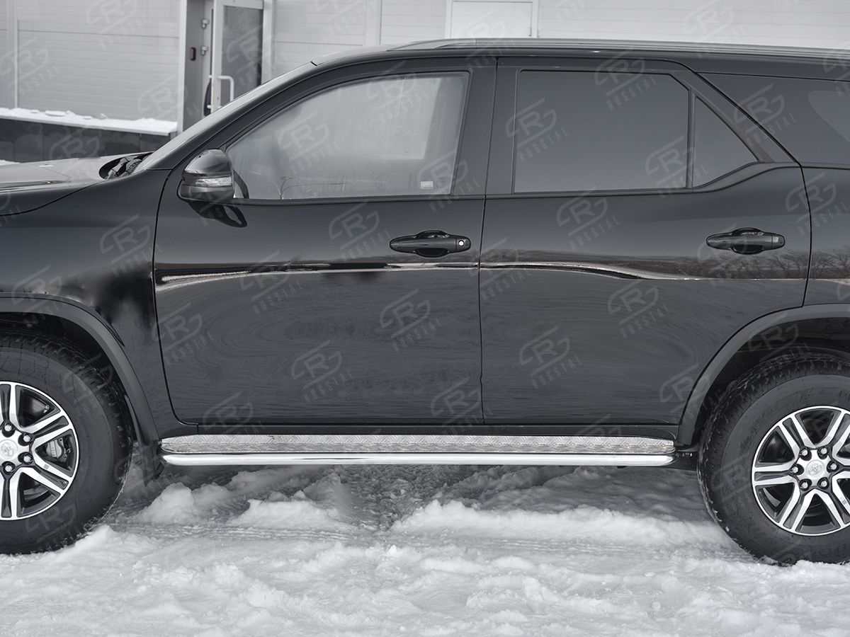 Защита порогов RusStal труба d42 с листом (Лист алюм, проф. нерж) (вариант 1) для Toyota Fortuner II 2020-2026. Артикул TFRL-0035301